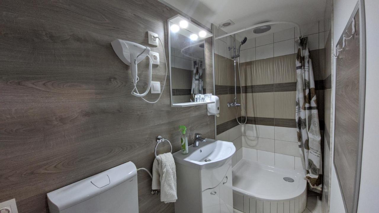 Central Apartman Gyula Zewnętrze zdjęcie