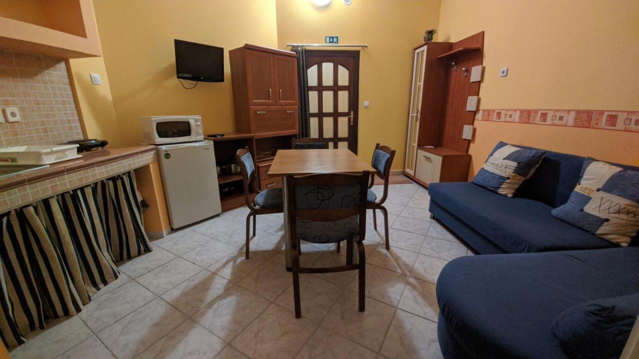 Central Apartman Gyula Zewnętrze zdjęcie